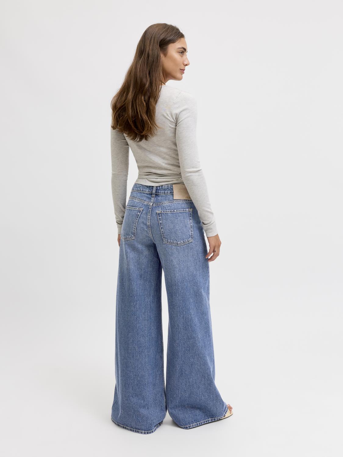 model_shot-back